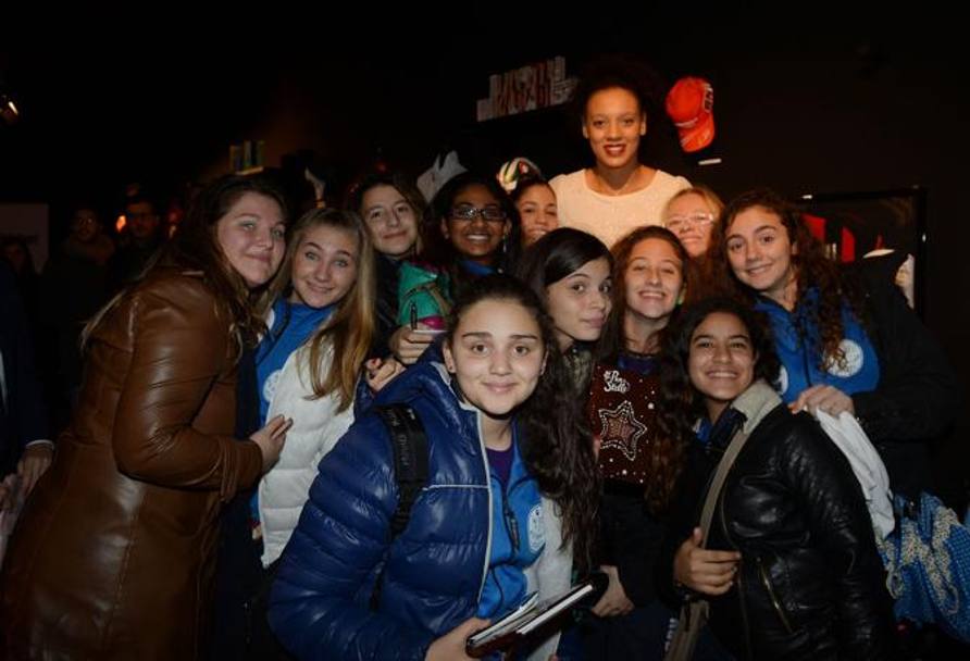 Valentina Diouf, azzurra di pallavolo con un gruppo di sue giovani ammiratrici